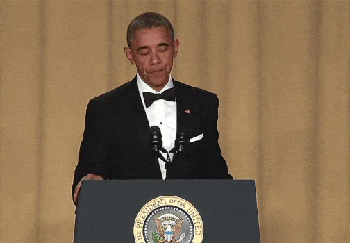 Barack Obama dejando el micrófono en el podio