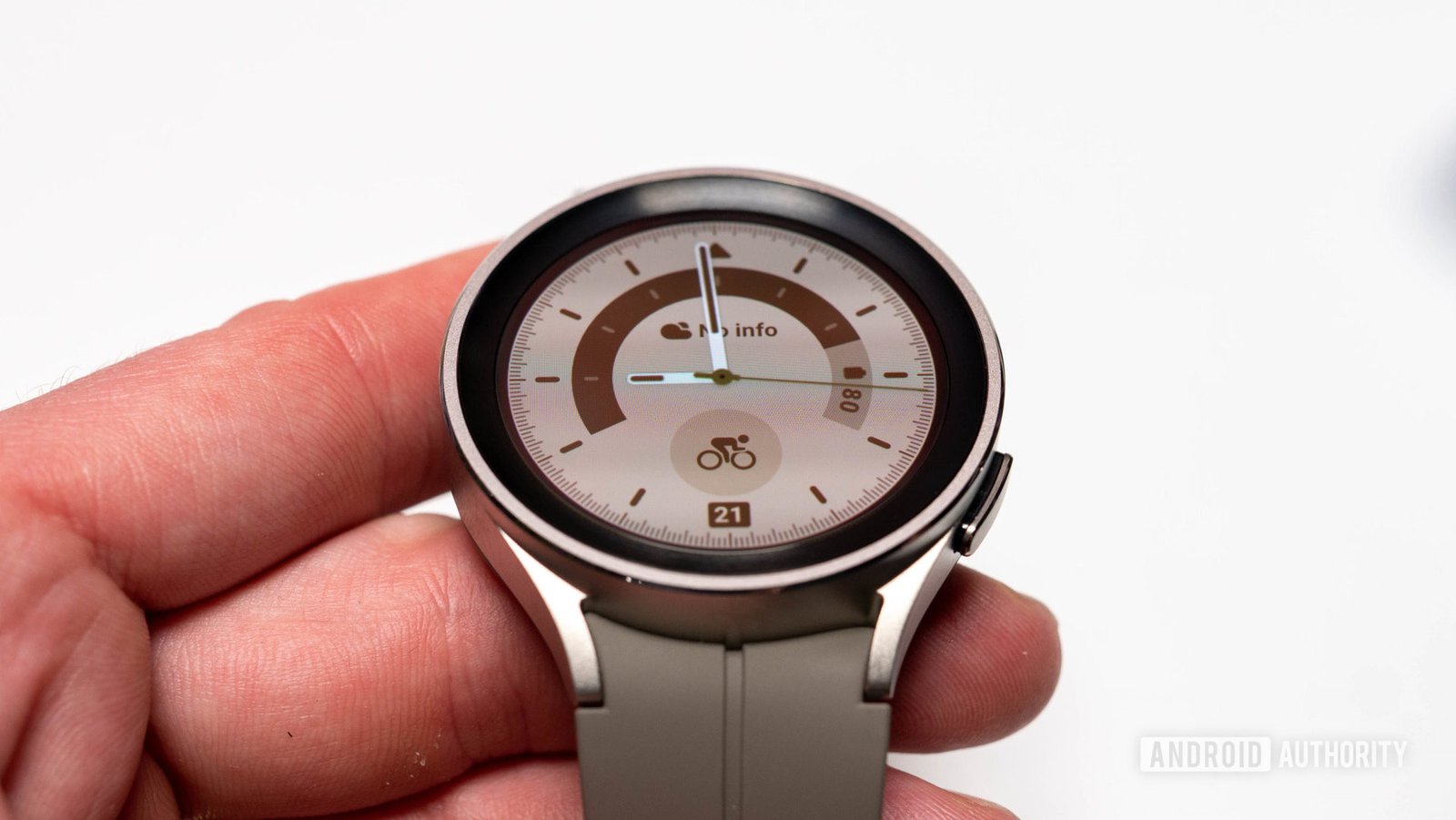 Samsung Galaxy Watch 5 Pro en color plateado con correa de fluoroelastómero en la mano mostrando la esfera y las correas del reloj