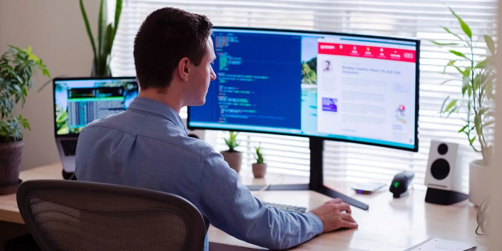 Jagonzalez.org | Iphone Hackeado | Person Using A Dual Monitor Setup In An Office