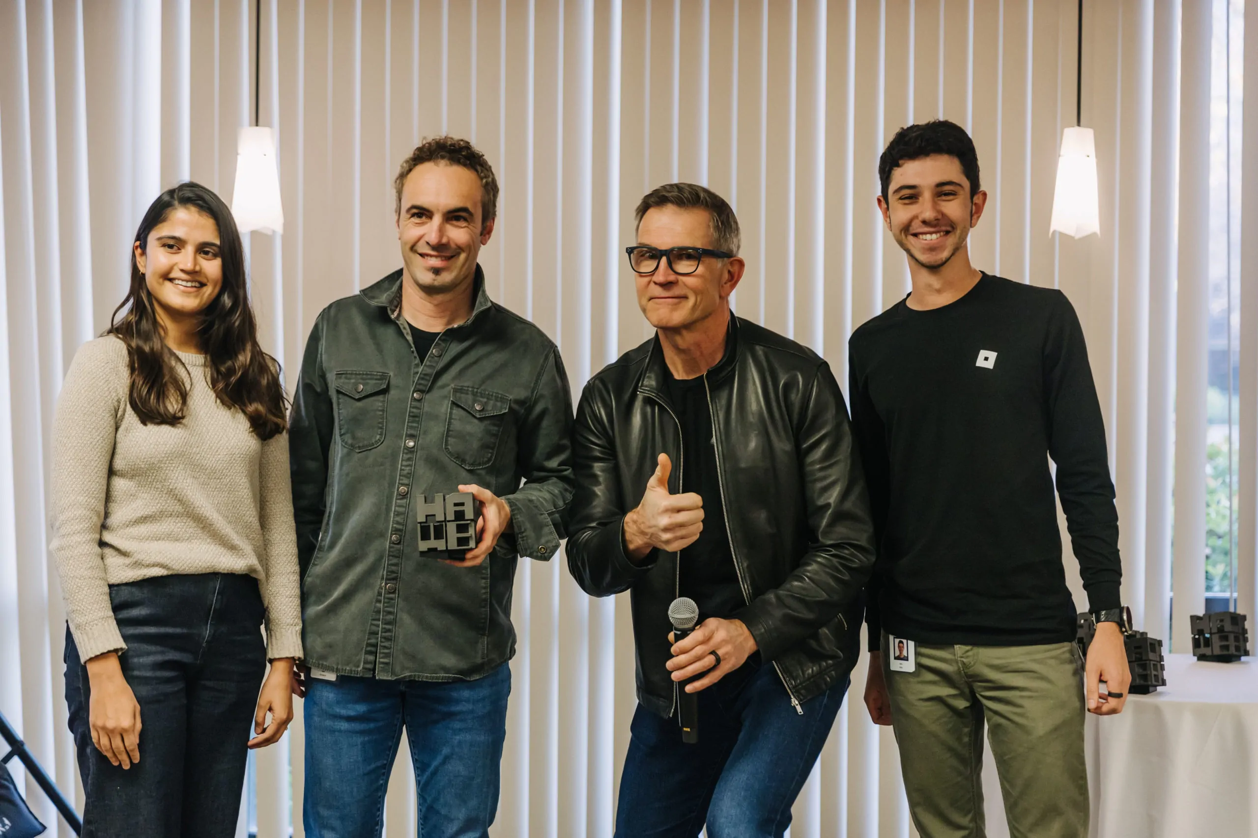 Los Ganadores Posan Con Sus Trofeos En La Entrega De Premios