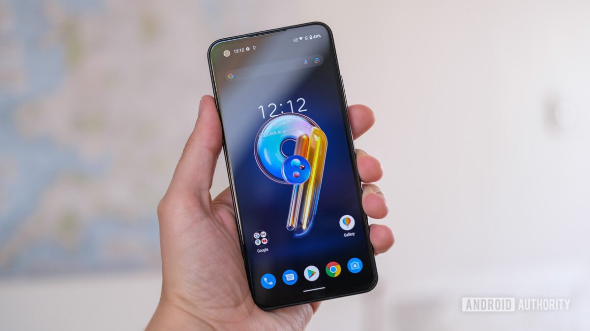 ASUS Zenfone 9 frontal en mano