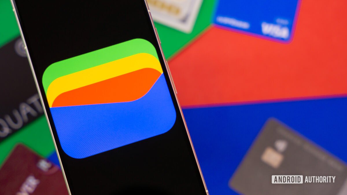 Logotipo de Google Wallet en un teléfono inteligente junto a tarjetas de crédito y efectivo Foto de archivo 3